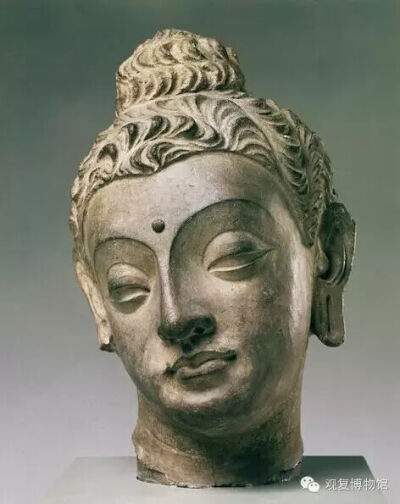 犍陀罗彩绘灰片岩佛头像 约公元4-5世纪 阿富汗 英国维多利亚阿尔伯特博物馆藏