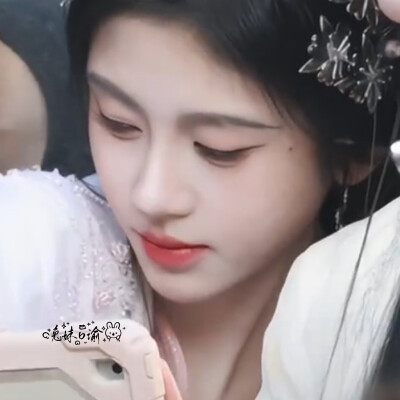 爱是沸腾的春日 悬着的枝桠上 全是对你的念想