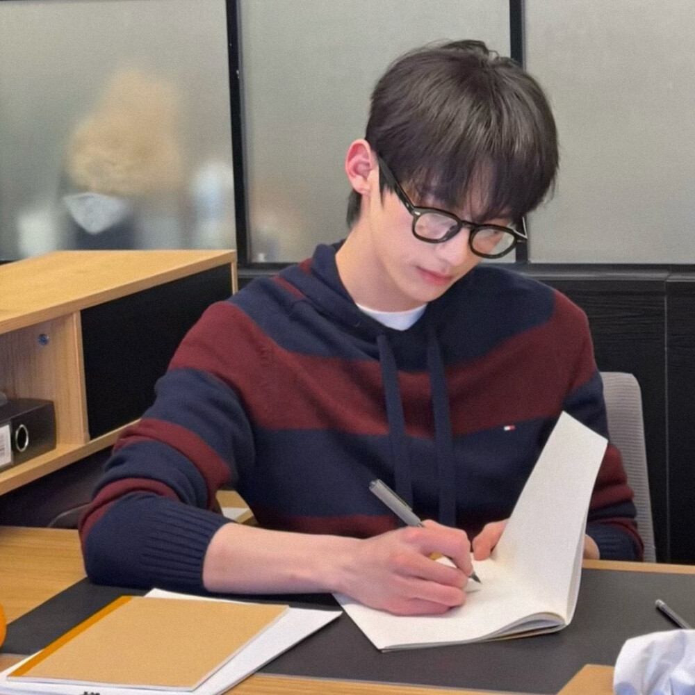 头像丨男头 忍住不联系就已经没多喜欢了