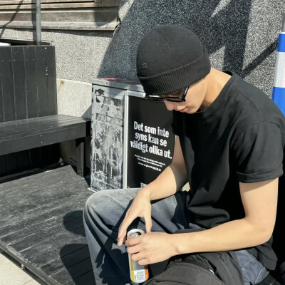 头像丨男头 忍住不联系就已经没多喜欢了