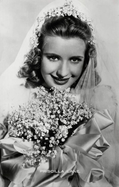 对普西拉·莱恩最初的印象是疑惑，因为《破坏者Saboteur》（1942），她既不高雅也不冷艳更缺乏善恶莫辨的神秘气质，她是属于可爱开朗漂亮那一型的，哪哪都不符合“希区女郎”的选择标准。后来看到一个未经证实的传闻…