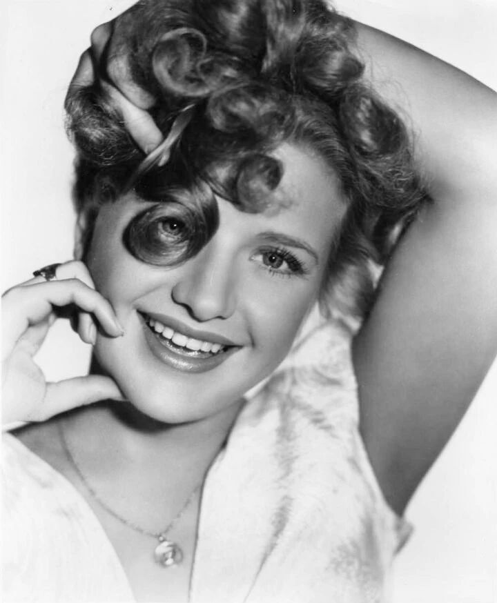 对普西拉·莱恩最初的印象是疑惑，因为《破坏者Saboteur》（1942），她既不高雅也不冷艳更缺乏善恶莫辨的神秘气质，她是属于可爱开朗漂亮那一型的，哪哪都不符合“希区女郎”的选择标准。后来看到一个未经证实的传闻，希区老头原本属意《破坏者》的女主角人选是巴巴拉·斯丹威（Barbara Stanwyck），不知道什么原因错过了，普西拉·莱恩只是华纳兄弟公司推荐的次选。我琢磨着巴巴拉·斯丹威也不是特别像“希区女郎”，只能说比莱恩的角色适配度要高一些。