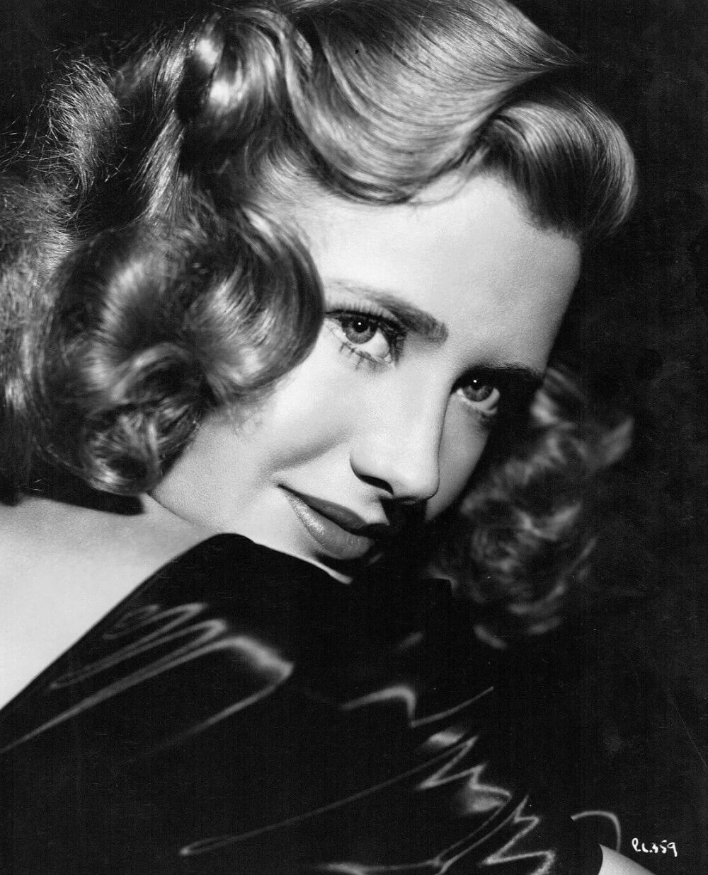 对普西拉·莱恩最初的印象是疑惑，因为《破坏者Saboteur》（1942），她既不高雅也不冷艳更缺乏善恶莫辨的神秘气质，她是属于可爱开朗漂亮那一型的，哪哪都不符合“希区女郎”的选择标准。后来看到一个未经证实的传闻，希区老头原本属意《破坏者》的女主角人选是巴巴拉·斯丹威（Barbara Stanwyck），不知道什么原因错过了，普西拉·莱恩只是华纳兄弟公司推荐的次选。我琢磨着巴巴拉·斯丹威也不是特别像“希区女郎”，只能说比莱恩的角色适配度要高一些。