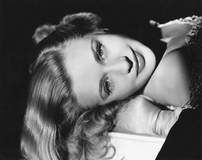 对普西拉·莱恩最初的印象是疑惑，因为《破坏者Saboteur》（1942），她既不高雅也不冷艳更缺乏善恶莫辨的神秘气质，她是属于可爱开朗漂亮那一型的，哪哪都不符合“希区女郎”的选择标准。后来看到一个未经证实的传闻…