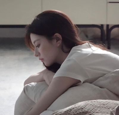 “走不出自己的执念，到哪都是囚徒，就像有些人，只能活在梦和回忆里..”