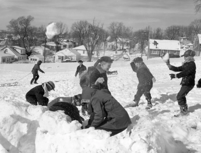 拉尔夫·沃克（Ralph Walker）拍摄的密苏里州索普戈登学校学生打雪仗的照片。拍摄日期不详。