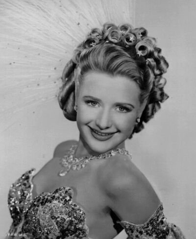 对普西拉·莱恩最初的印象是疑惑，因为《破坏者Saboteur》（1942），她既不高雅也不冷艳更缺乏善恶莫辨的神秘气质，她是属于可爱开朗漂亮那一型的，哪哪都不符合“希区女郎”的选择标准。后来看到一个未经证实的传闻…