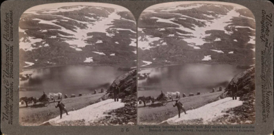 埃尔默·安德伍德（Elmer Underwood，1859–1947）约于1905年拍摄的立体照片《旅行者在挪威豪克利山脉的道路上，七月里悠闲地玩雪球》。