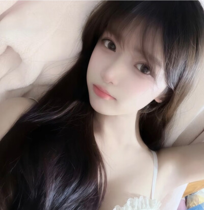 “走不出自己的执念，到哪都是囚徒，就像有些人，只能活在梦和回忆里..”