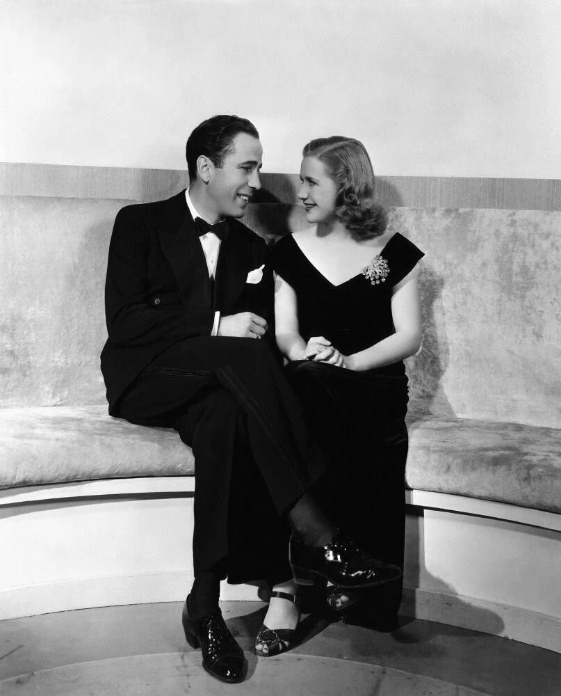 对普西拉·莱恩最初的印象是疑惑，因为《破坏者Saboteur》（1942），她既不高雅也不冷艳更缺乏善恶莫辨的神秘气质，她是属于可爱开朗漂亮那一型的，哪哪都不符合“希区女郎”的选择标准。后来看到一个未经证实的传闻，希区老头原本属意《破坏者》的女主角人选是巴巴拉·斯丹威（Barbara Stanwyck），不知道什么原因错过了，普西拉·莱恩只是华纳兄弟公司推荐的次选。我琢磨着巴巴拉·斯丹威也不是特别像“希区女郎”，只能说比莱恩的角色适配度要高一些。