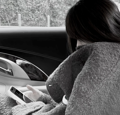 “走不出自己的执念，到哪都是囚徒，就像有些人，只能活在梦和回忆里..”