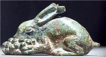 ▲ 青铜雕塑《兔子吃葡萄》（公元一世纪）
私人收藏