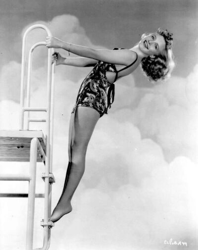 对普西拉·莱恩最初的印象是疑惑，因为《破坏者Saboteur》（1942），她既不高雅也不冷艳更缺乏善恶莫辨的神秘气质，她是属于可爱开朗漂亮那一型的，哪哪都不符合“希区女郎”的选择标准。后来看到一个未经证实的传闻…