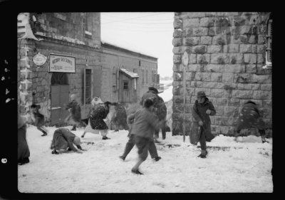 “雪景。澳大利亚士兵和阿拉伯人打雪仗”，马特森摄影服务公司（Matson Photo Service）出品，1942年。