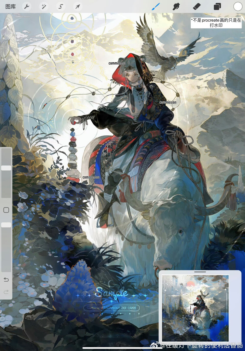 在暖灯下旋转的便利店香肠