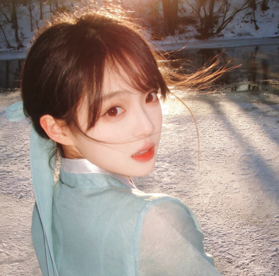 “走不出自己的执念，到哪都是囚徒，就像有些人，只能活在梦和回忆里..”