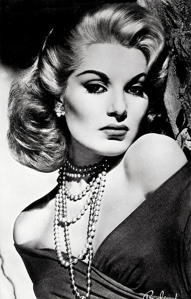 Belinda Lee，这个不幸的美女于1935年6月15日生于英国德文郡Budleigh Salterton；1947年入都铎艺术学院进修戏剧，毕业后到伦敦登台演出；