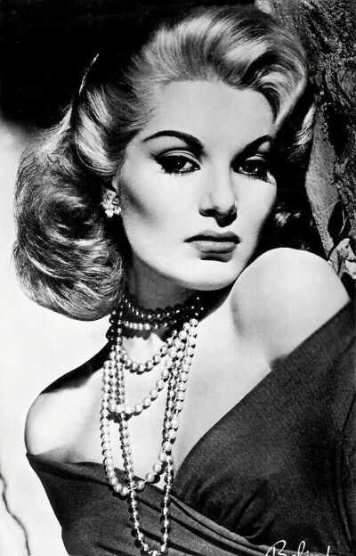 Belinda Lee，这个不幸的美女于1935年6月15日生于英国德文郡Budleigh Salterton；1947年入都铎艺术学院进修戏剧，毕业后到伦敦登台演出；