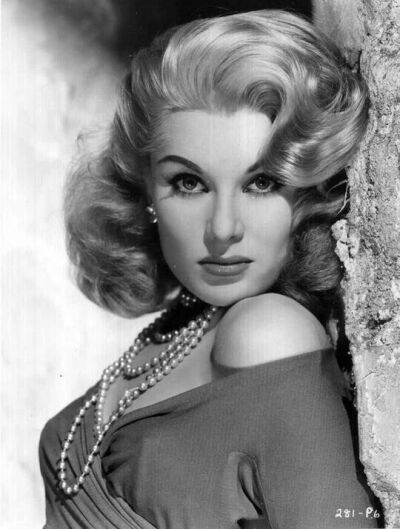 Belinda Lee，这个不幸的美女于1935年6月15日生于英国德文郡Budleigh Salterton；1947年入都铎艺术学院进修戏剧，毕业后到伦敦登台演出；