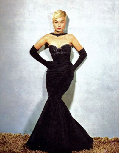 Belinda Lee，这个不幸的美女于1935年6月15日生于英国德文郡Budleigh Salterton；1947年入都铎艺术学院进修戏剧，毕业后到伦敦登台演出；