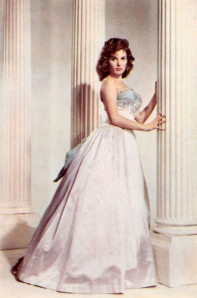 Belinda Lee，这个不幸的美女于1935年6月15日生于英国德文郡Budleigh Salterton；1947年入都铎艺术学院进修戏剧，毕业后到伦敦登台演出；