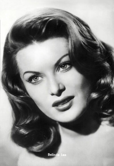 Belinda Lee，这个不幸的美女于1935年6月15日生于英国德文郡Budleigh Salterton；1947年入都铎艺术学院进修戏剧，毕业后到伦敦登台演出；