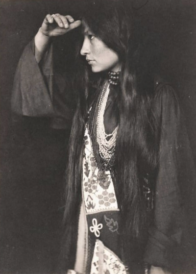 格特鲁德·斯坦顿，更为人熟知的名字是她丈夫的姓氏爱德华·凯塞比尔，于1852年5月18日出生于爱荷华州得梅因市。她很晚才开始职业摄影生涯，37岁才开始学习艺术。