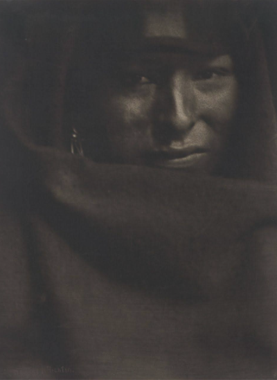 格特鲁德·斯坦顿，更为人熟知的名字是她丈夫的姓氏爱德华·凯塞比尔，于1852年5月18日出生于爱荷华州得梅因市。她很晚才开始职业摄影生涯，37岁才开始学习艺术。