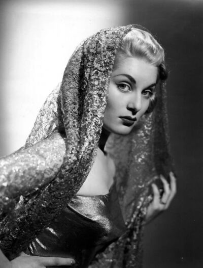 Belinda Lee，这个不幸的美女于1935年6月15日生于英国德文郡Budleigh Salterton；1947年入都铎艺术学院进修戏剧，毕业后到伦敦登台演出；