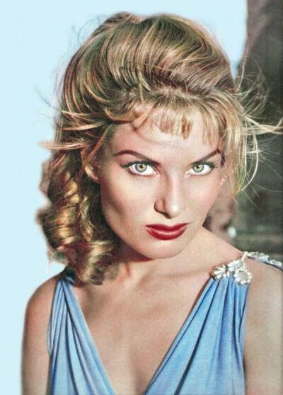 Belinda Lee，这个不幸的美女于1935年6月15日生于英国德文郡Budleigh Salterton；1947年入都铎艺术学院进修戏剧，毕业后到伦敦登台演出；