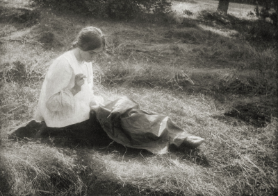 格特鲁德·斯坦顿，更为人熟知的名字是她丈夫的姓氏爱德华·凯塞比尔，于1852年5月18日出生于爱荷华州得梅因市。她很晚才开始职业摄影生涯，37岁才开始学习艺术。