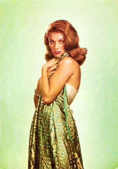 Belinda Lee，这个不幸的美女于1935年6月15日生于英国德文郡Budleigh Salterton；1947年入都铎艺术学院进修戏剧，毕业后到伦敦登台演出；