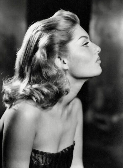 Belinda Lee，这个不幸的美女于1935年6月15日生于英国德文郡Budleigh Salterton；1947年入都铎艺术学院进修戏剧，毕业后到伦敦登台演出；