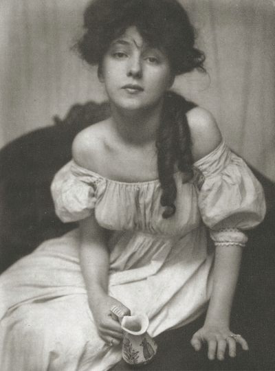 格特鲁德·斯坦顿，更为人熟知的名字是她丈夫的姓氏爱德华·凯塞比尔，于1852年5月18日出生于爱荷华州得梅因市。她很晚才开始职业摄影生涯，37岁才开始学习艺术。