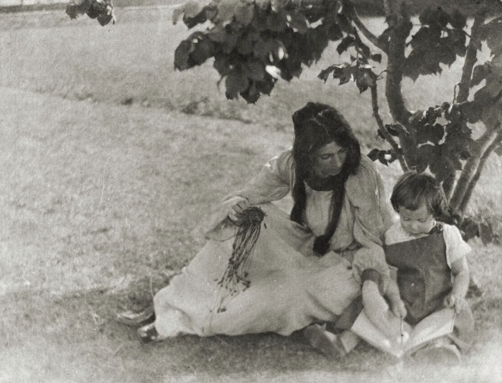 格特鲁德·斯坦顿，更为人熟知的名字是她丈夫的姓氏爱德华·凯塞比尔，于1852年5月18日出生于爱荷华州得梅因市。她很晚才开始职业摄影生涯，37岁才开始学习艺术。