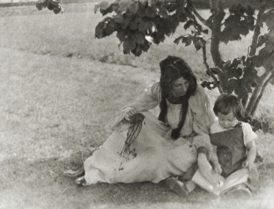 格特鲁德·斯坦顿，更为人熟知的名字是她丈夫的姓氏爱德华·凯塞比尔，于1852年5月18日出生于爱荷华州得梅因市。她很晚才开始职业摄影生涯，37岁才开始学习艺术。