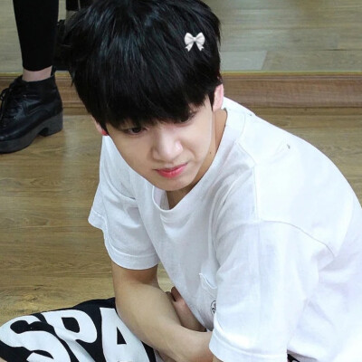 我觉得这个世界对你不好 我想拯救你 但我没有那么大本事可以改变很多规则 对不起 我听到你肚子说饿了 我带你去吃饭吧