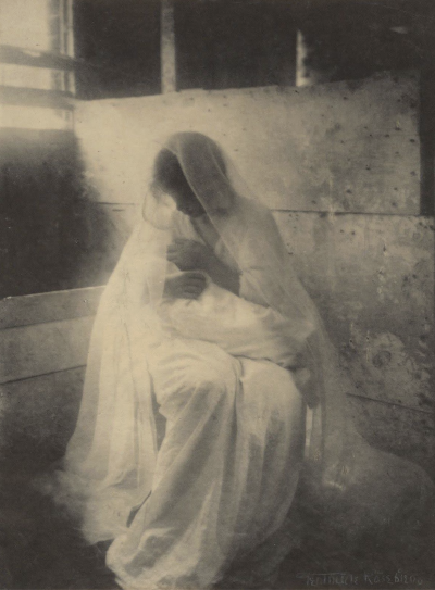 格特鲁德·斯坦顿，更为人熟知的名字是她丈夫的姓氏爱德华·凯塞比尔，于1852年5月18日出生于爱荷华州得梅因市。她很晚才开始职业摄影生涯，37岁才开始学习艺术。