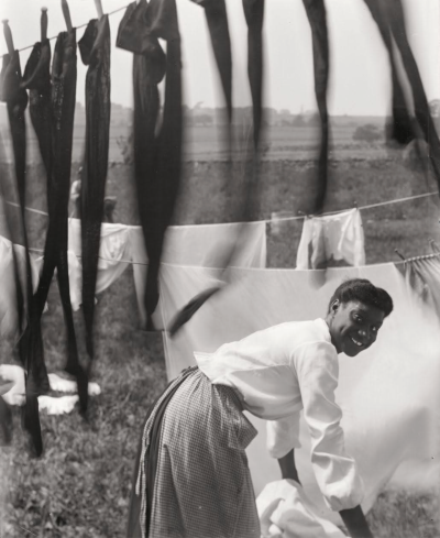 格特鲁德·斯坦顿，更为人熟知的名字是她丈夫的姓氏爱德华·凯塞比尔，于1852年5月18日出生于爱荷华州得梅因市。她很晚才开始职业摄影生涯，37岁才开始学习艺术。