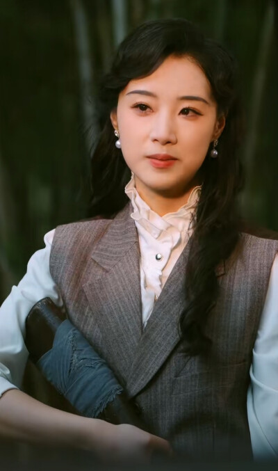 王小亿/暗潮涌动