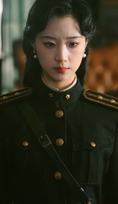 王小亿/暗潮涌动