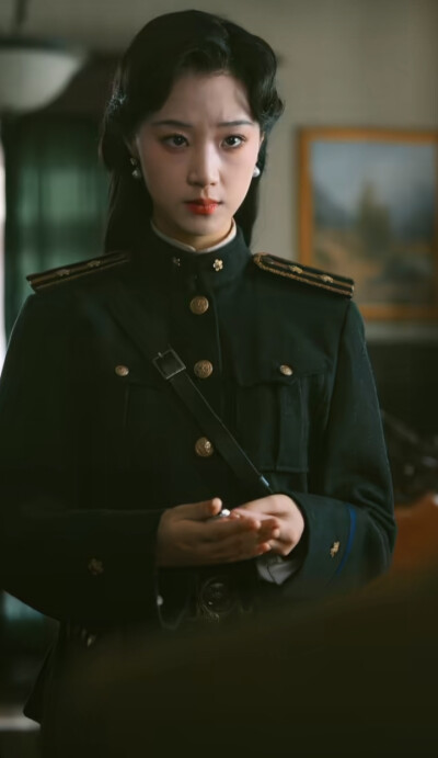 王小亿/暗潮涌动