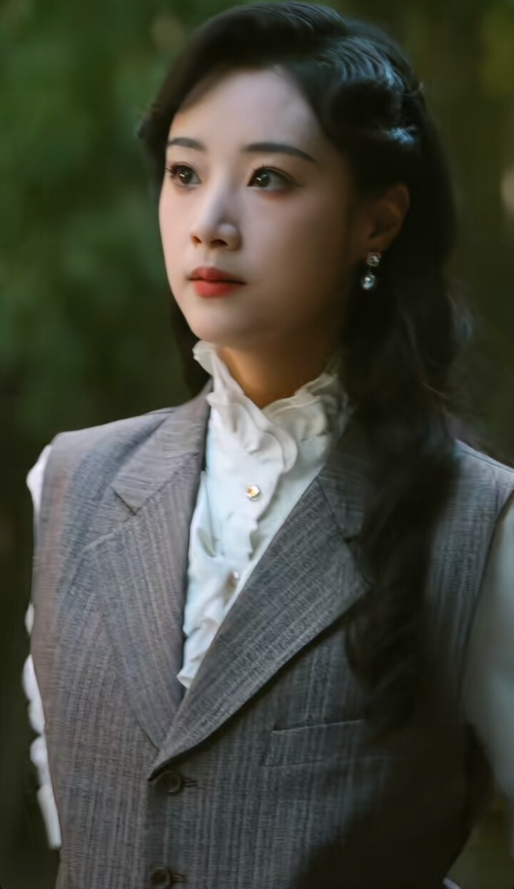 王小亿/暗潮涌动