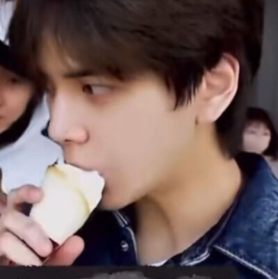 吃不完的冰淇淋可以插头上装独角兽 