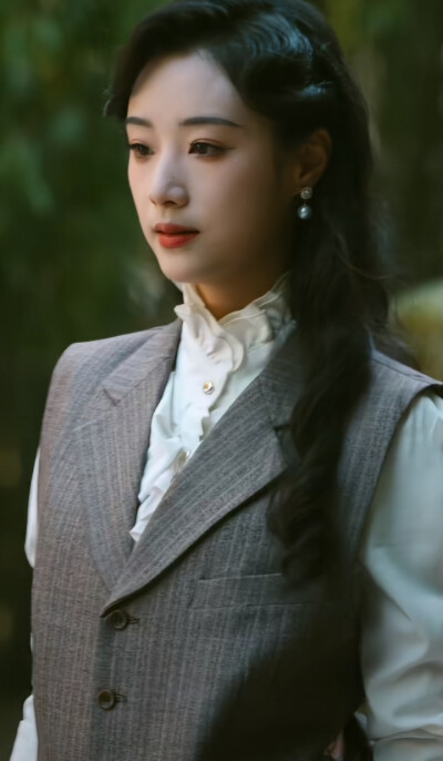 王小亿/暗潮涌动