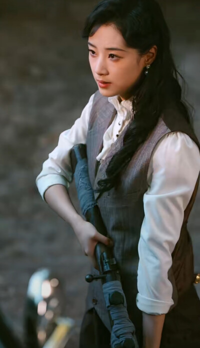 王小亿/暗潮涌动