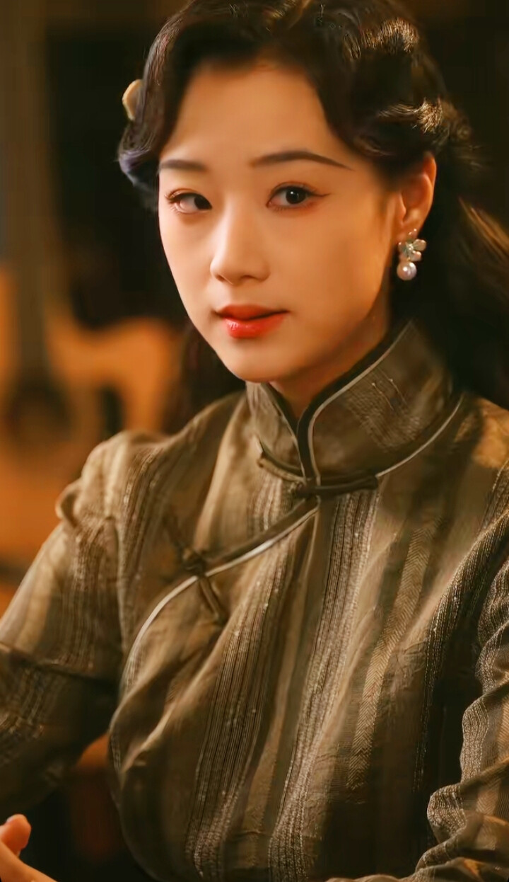 王小亿/暗潮涌动