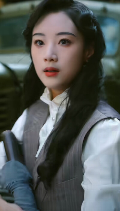 王小亿/暗潮涌动