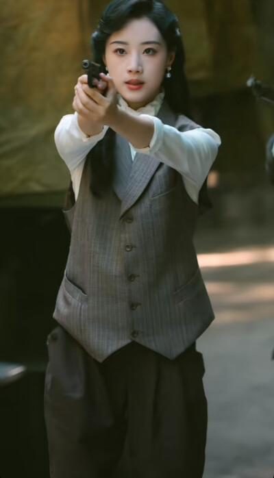 王小亿/暗潮涌动