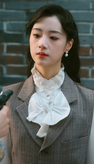 王小亿/暗潮涌动